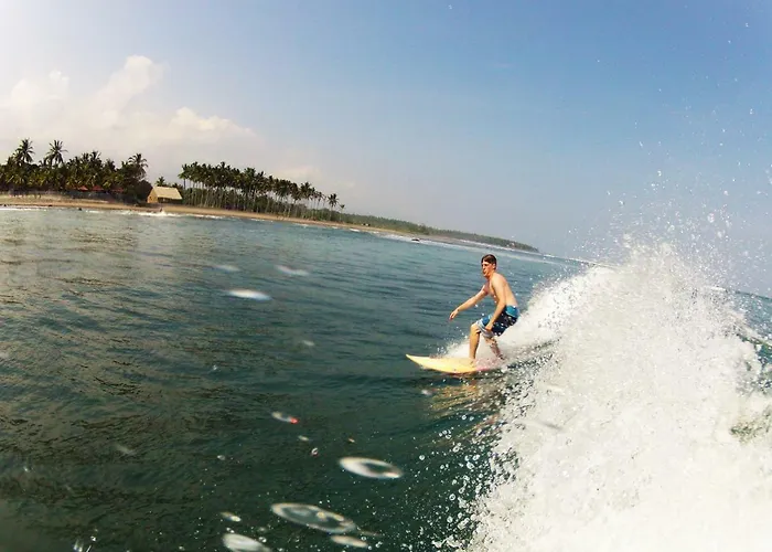 The Nyamo Surfschool & Pensión 2*
