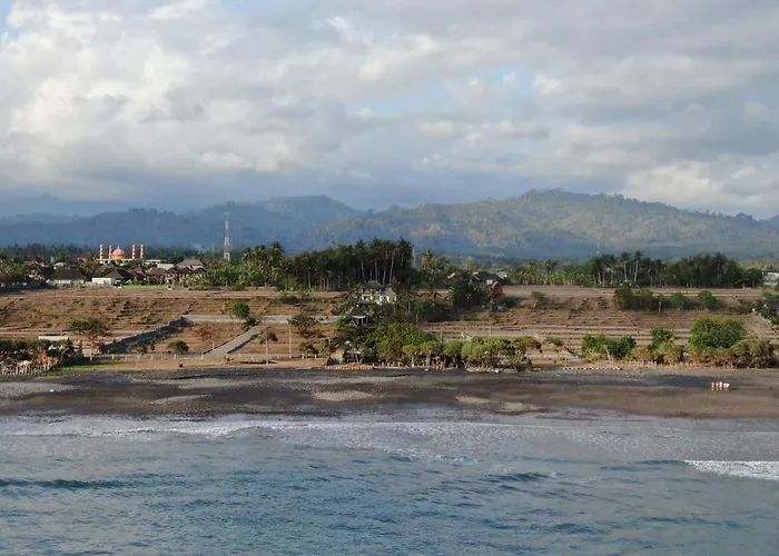 The Nyamo Surfschool & Pensión Pulukan